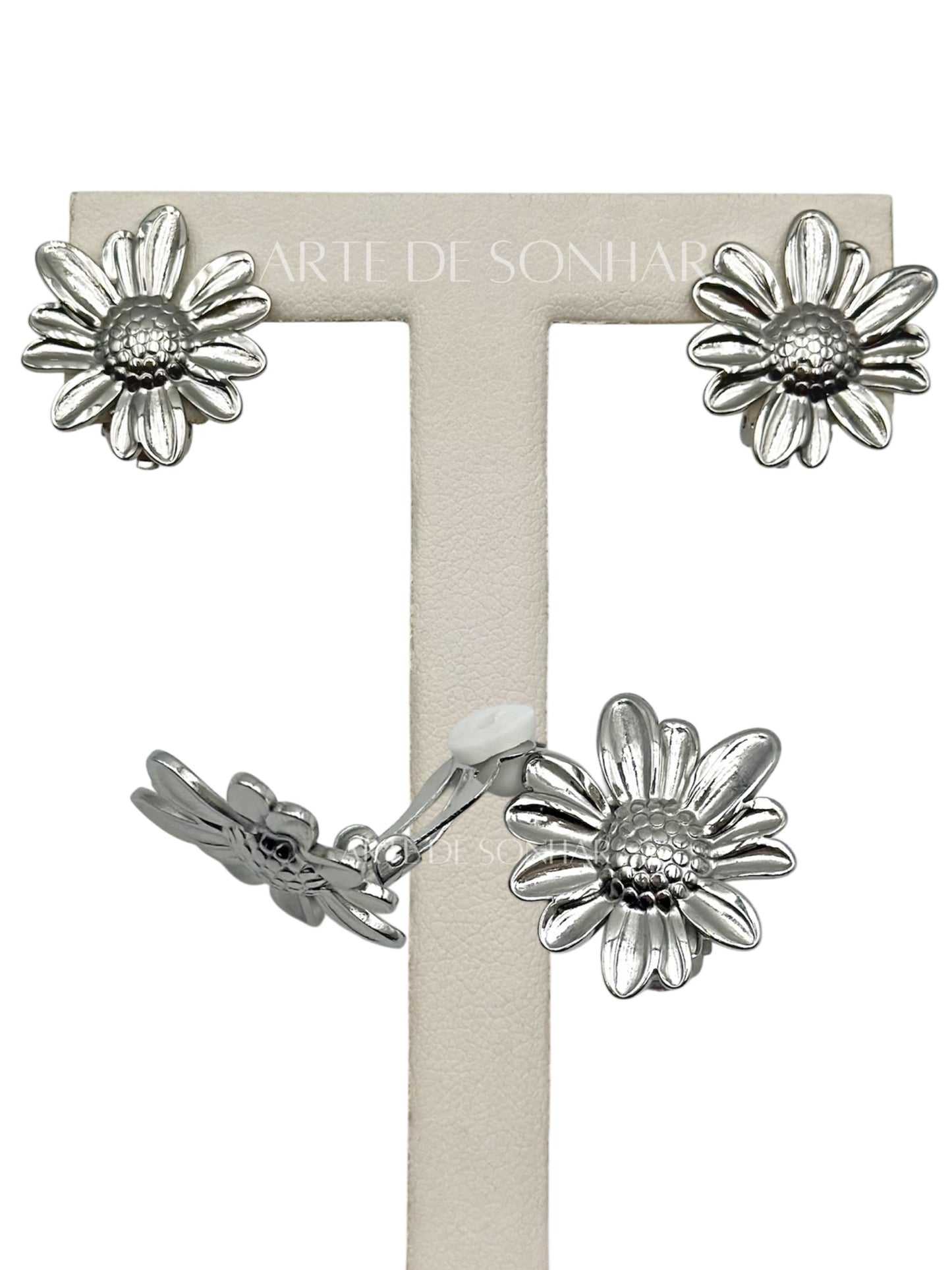 Brincos de mola prateados com flores
