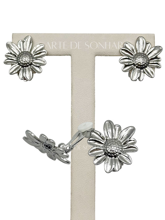 Brincos de mola prateados com flores