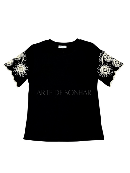 T-shirt preta com bordados
