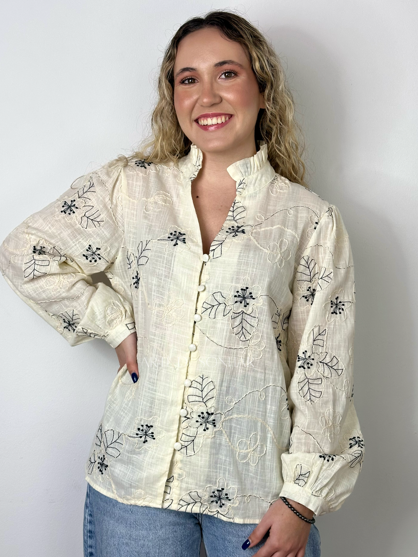 Camisa bege com flores bordadas