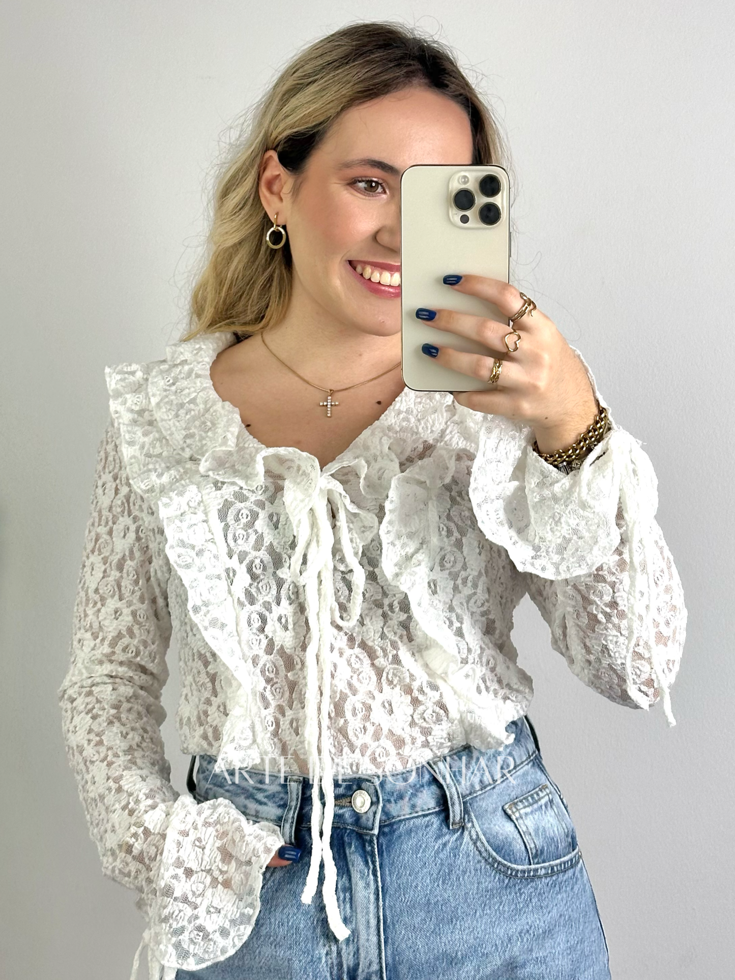 Blusa de renda com atilhos branca