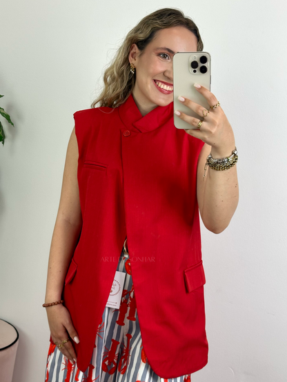 Colete vermelho com botão