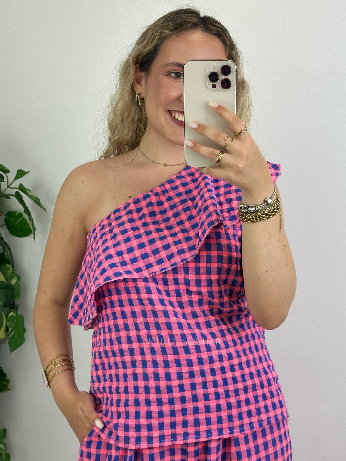 Top assimétrico com folho rosa e azul