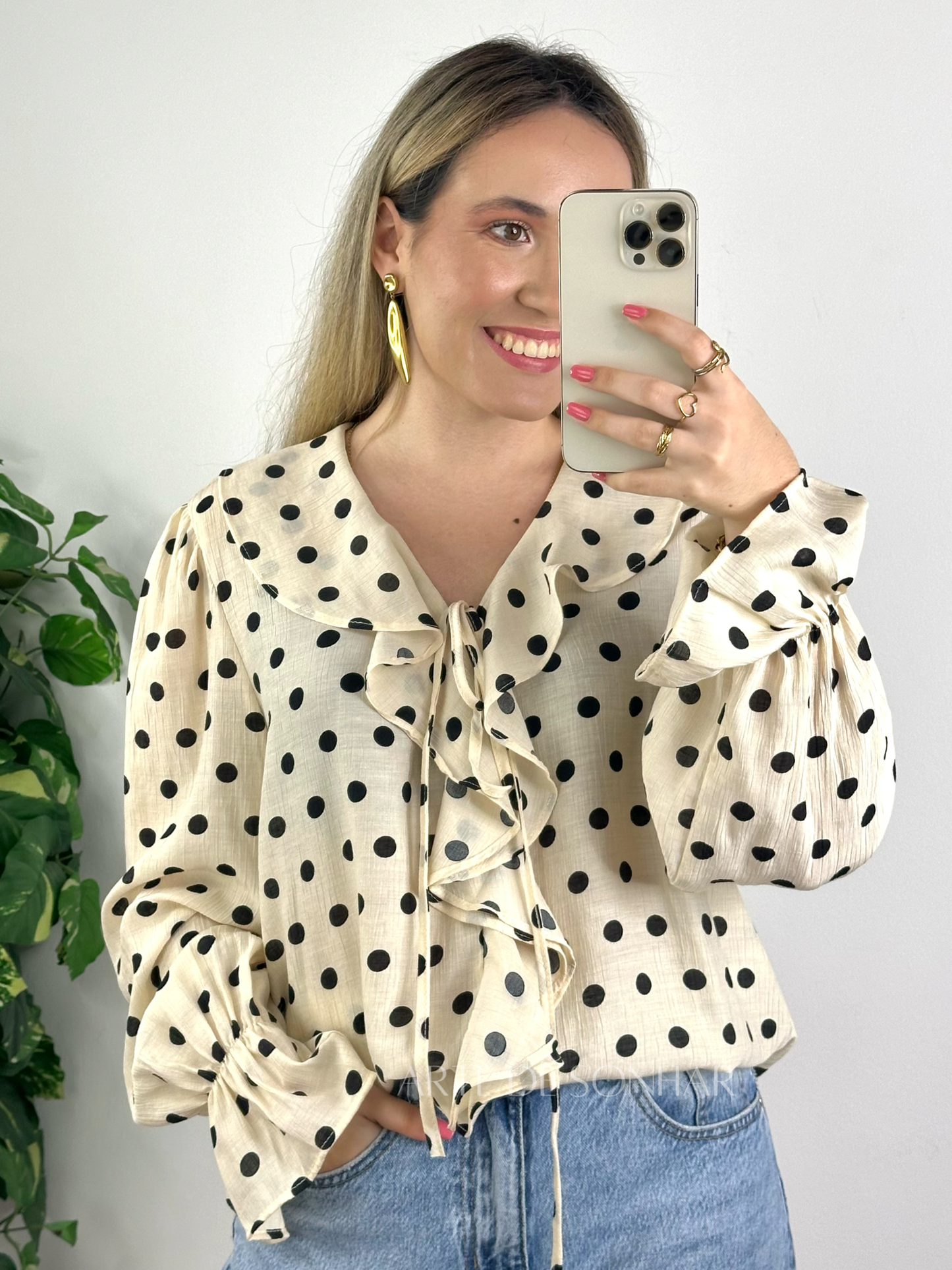 Blusa bege com bolinhas pretas e folhos