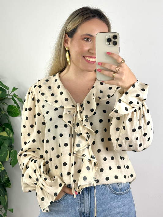 Blusa bege com bolinhas pretas e folhos