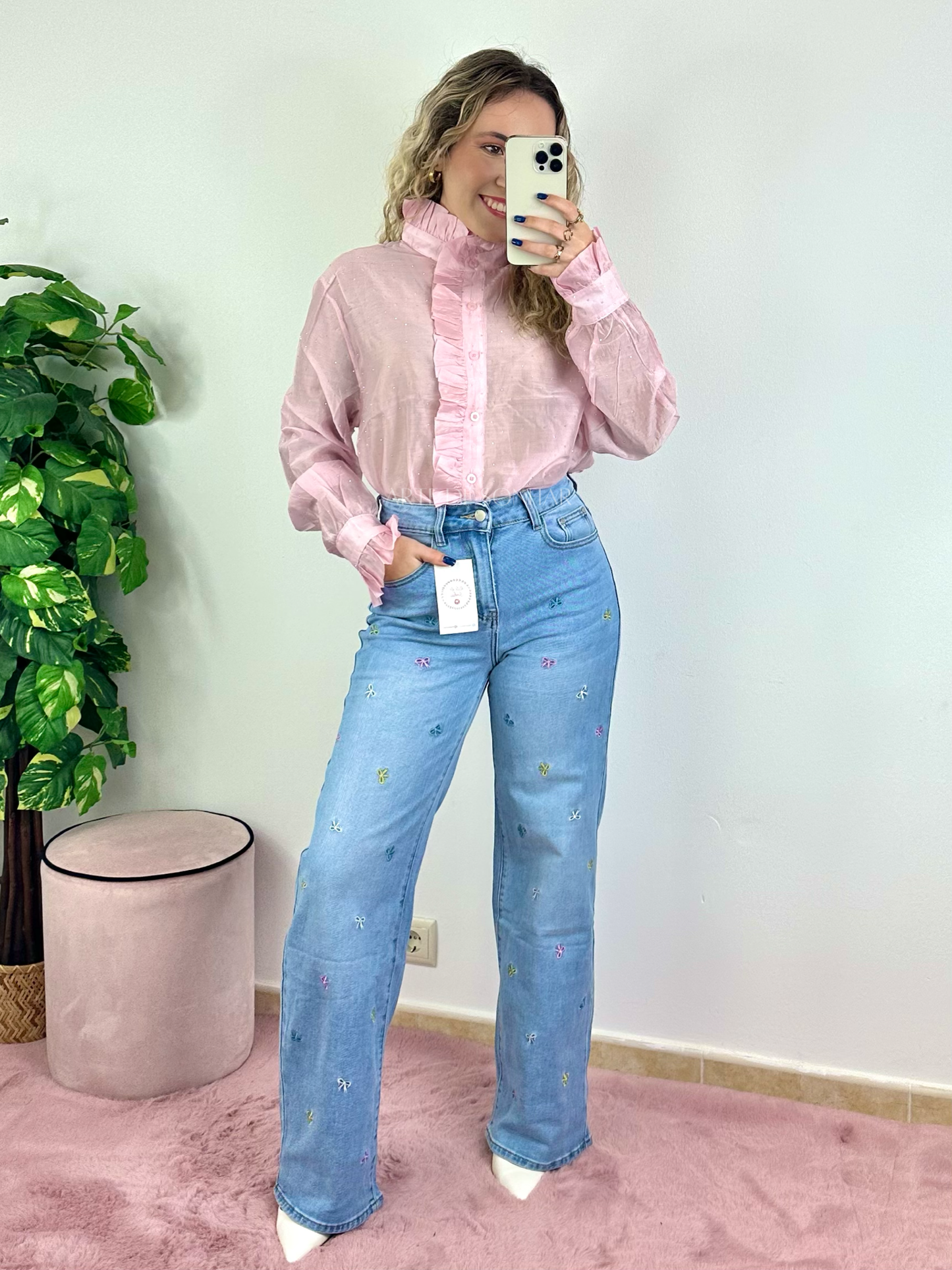 Camisa rosa com transparências e folhos e brilhantes