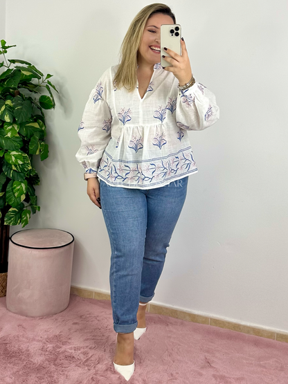 Blusa de flores rosa e azul