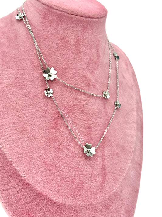 Colar prateado com trevos