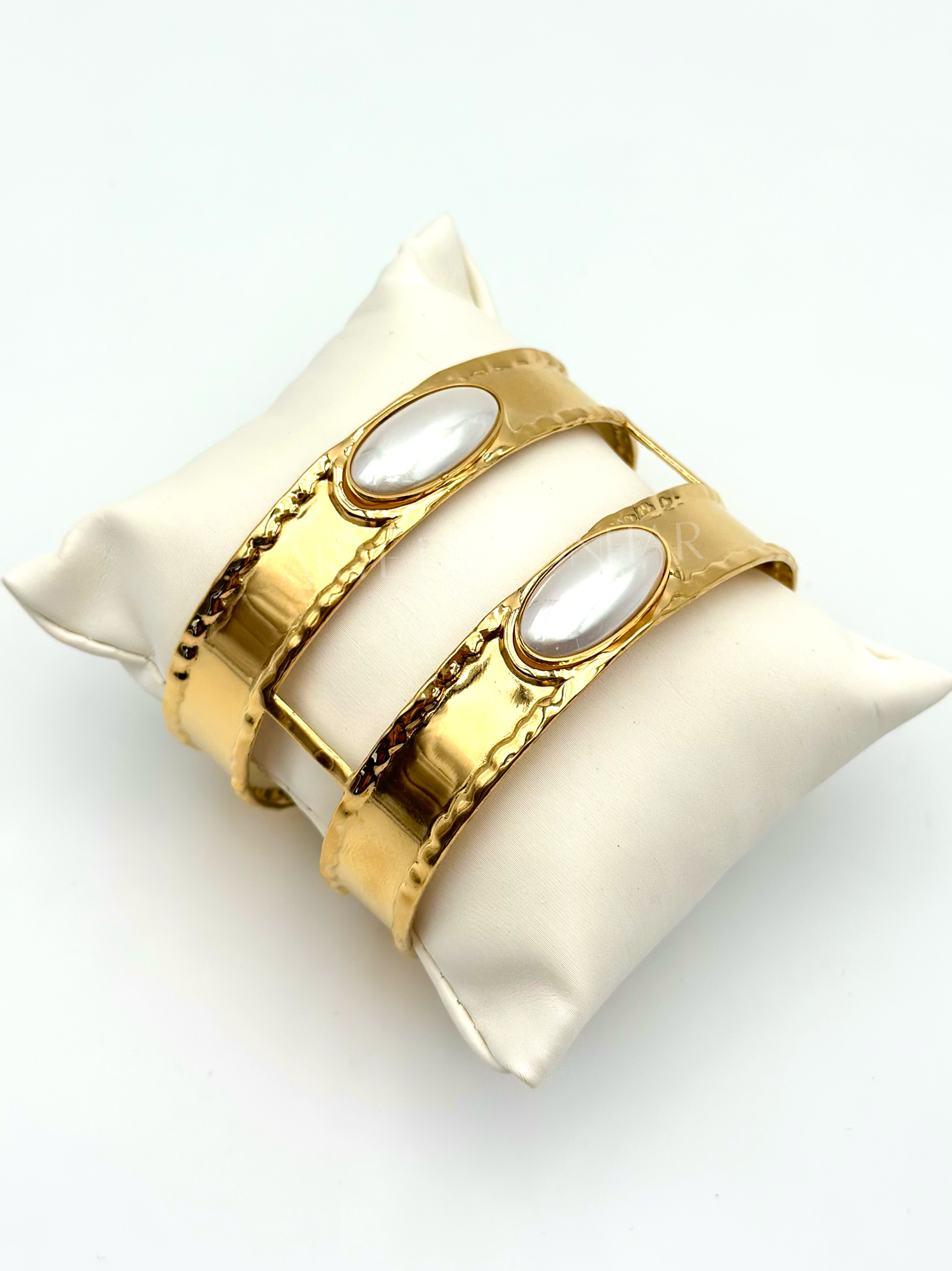 Pulseira ajustável de efeito duplo com pérolas