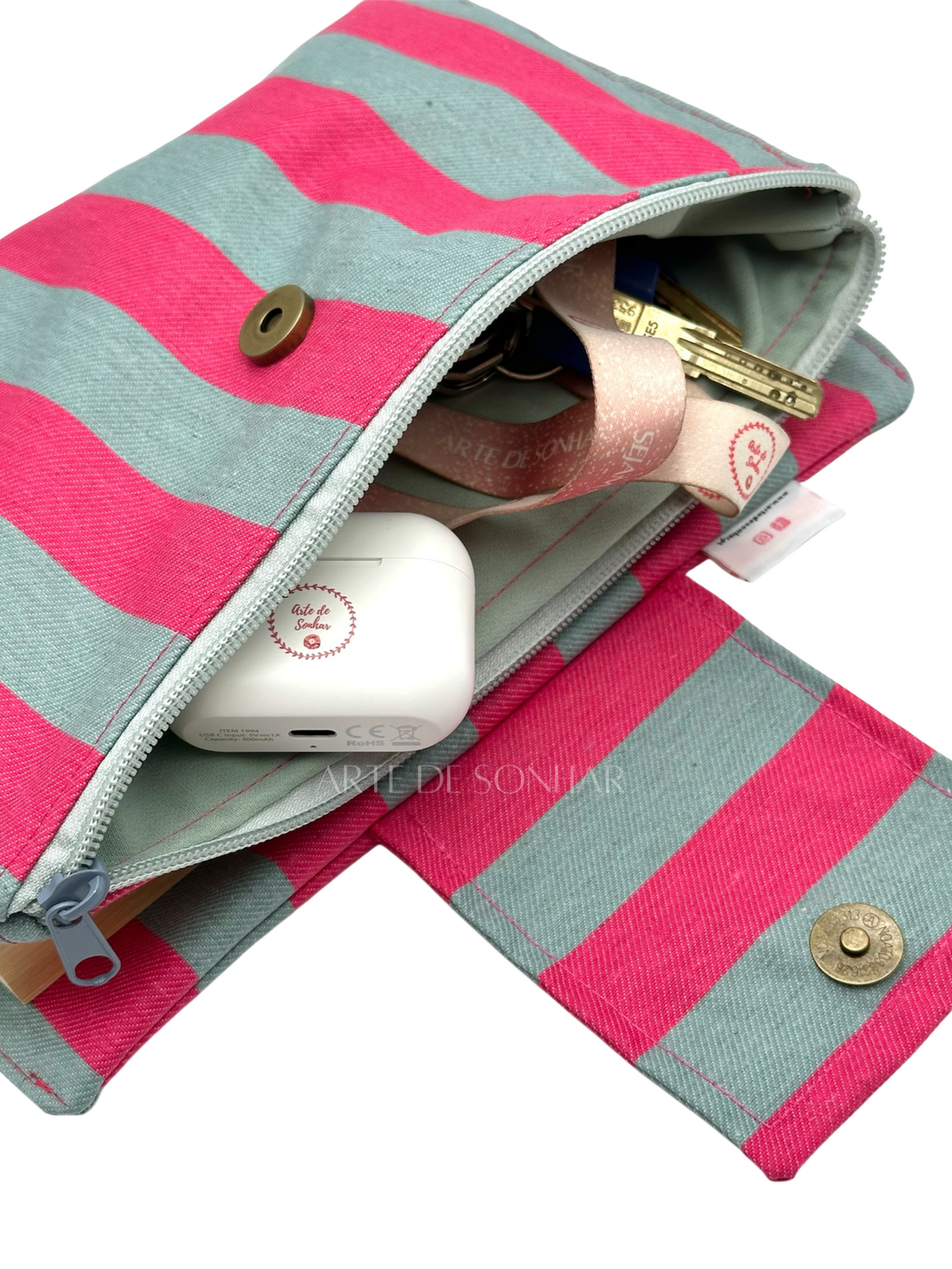Capa de livro com bolso e riscas rosa e cinza