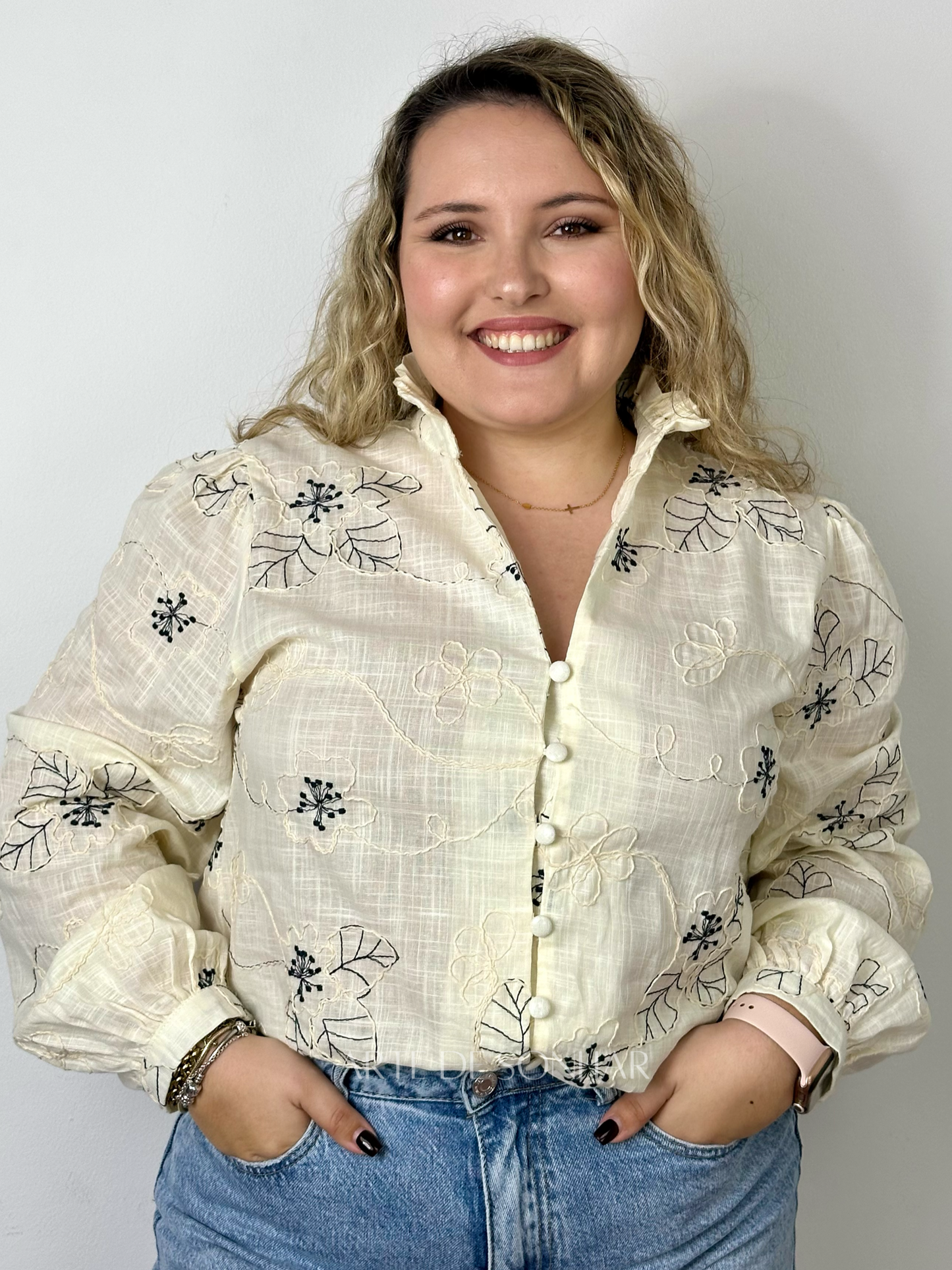 Camisa bege com flores bordadas