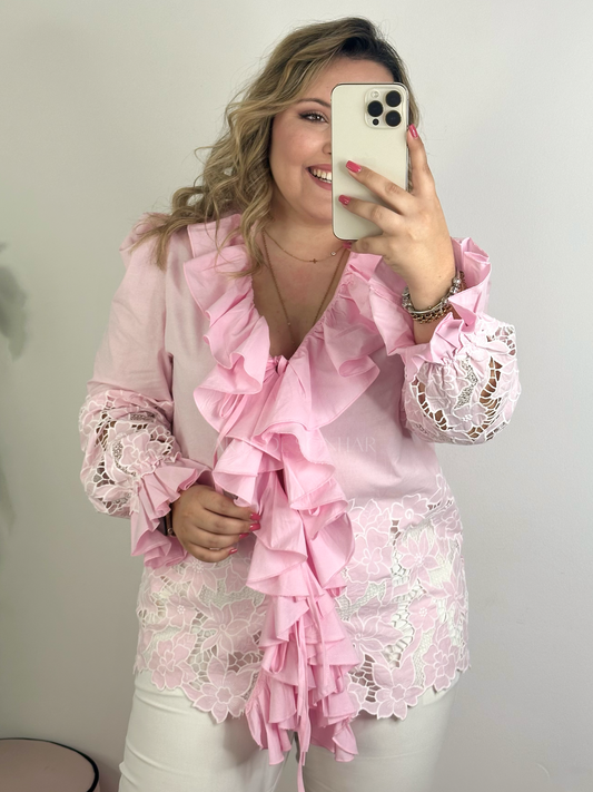 Blusa rosa com folhos e flores rendadas
