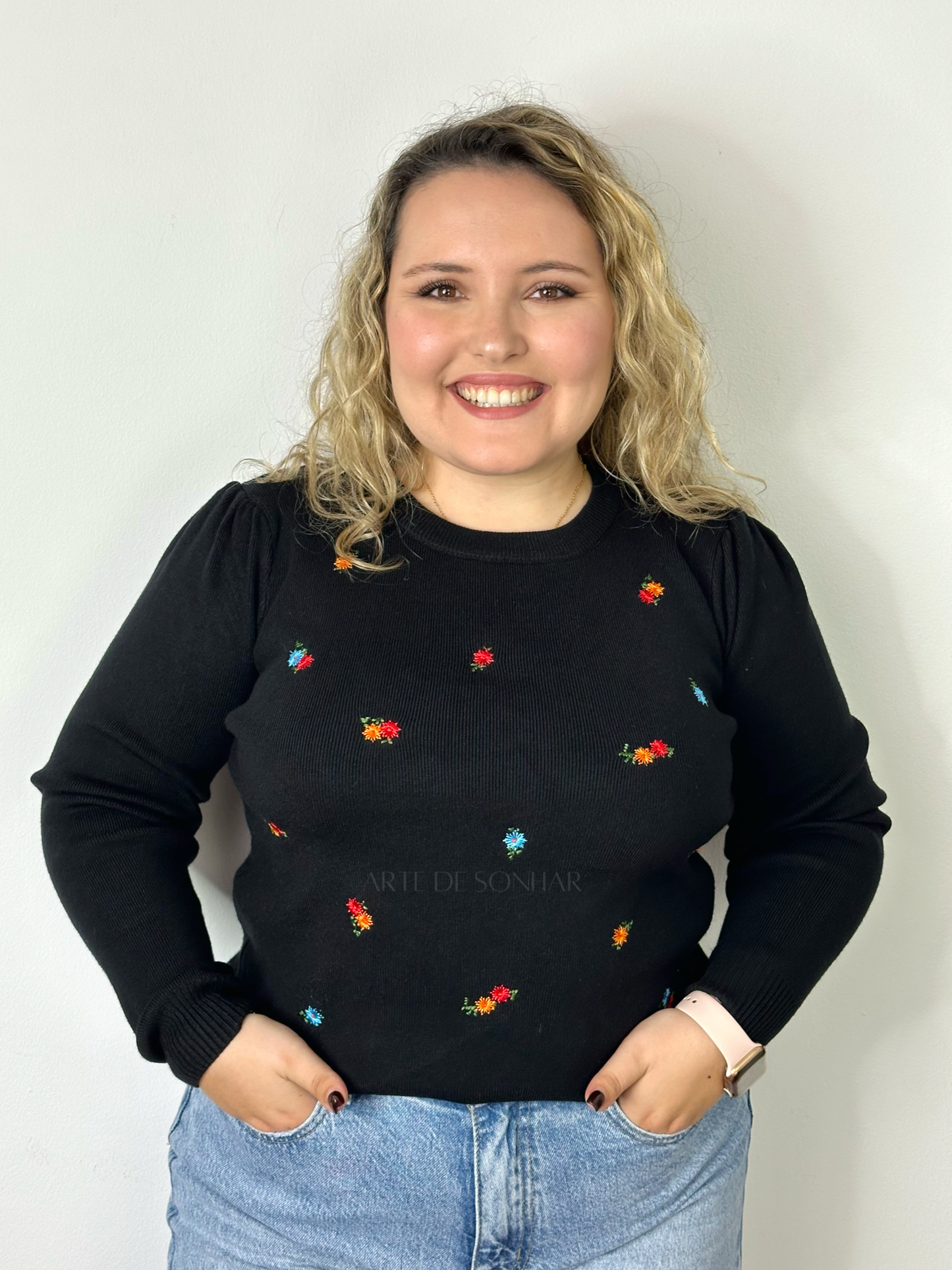 Camisola de malha preta com flores bordadas