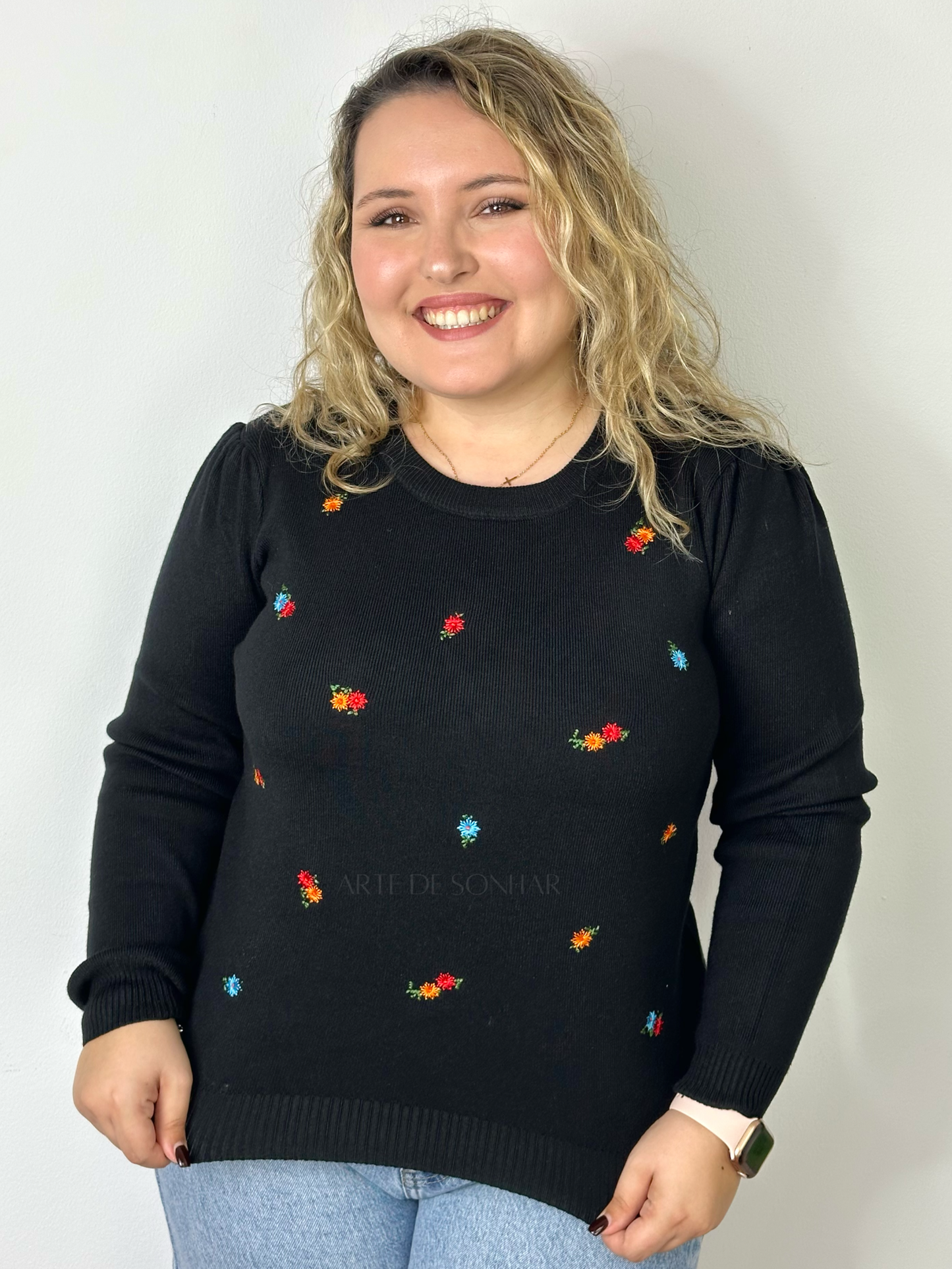 Camisola de malha preta com flores bordadas