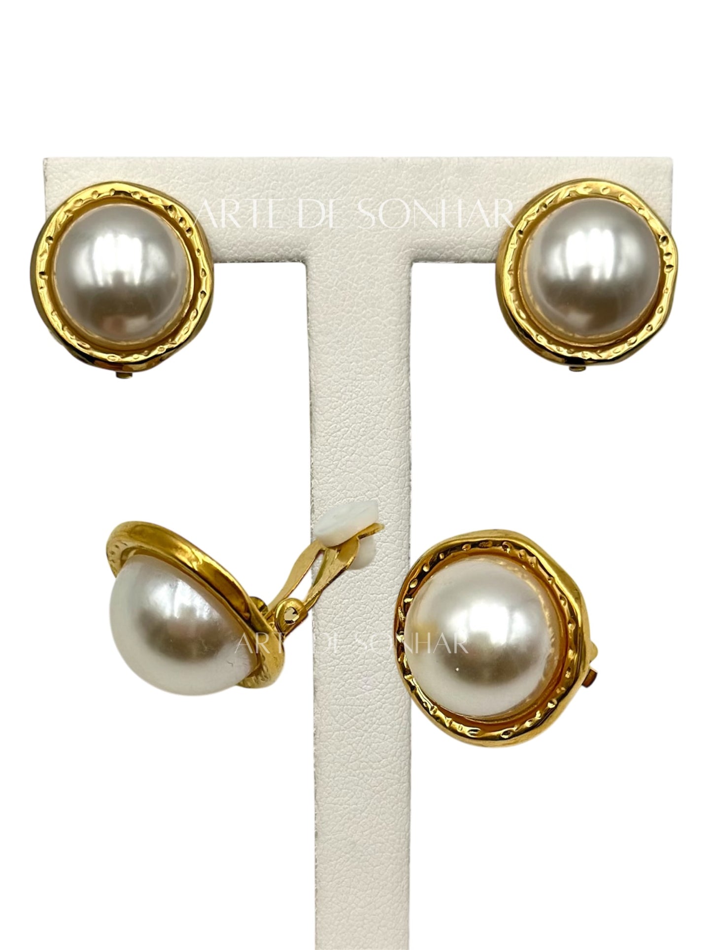 Brincos de mola dourados rendondos com pérola ao centro