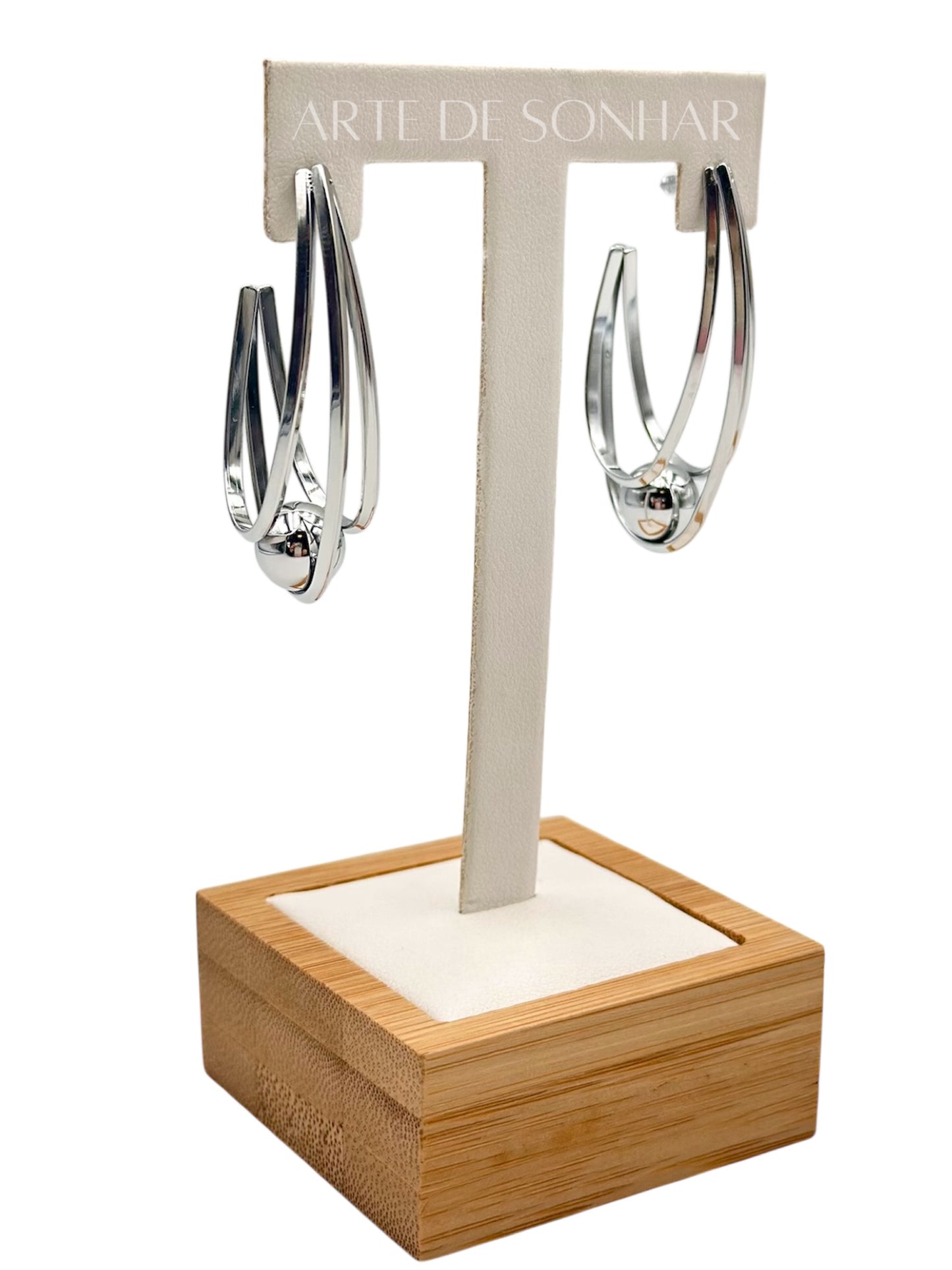 Brincos prateados ovais com bola ao centro