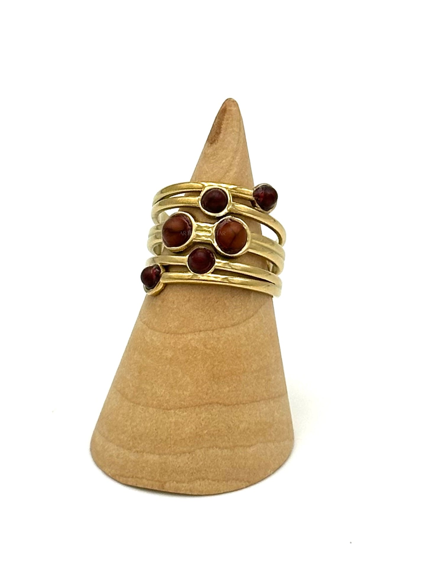 Anel com efeito de vários anéis e pedras castanhas
