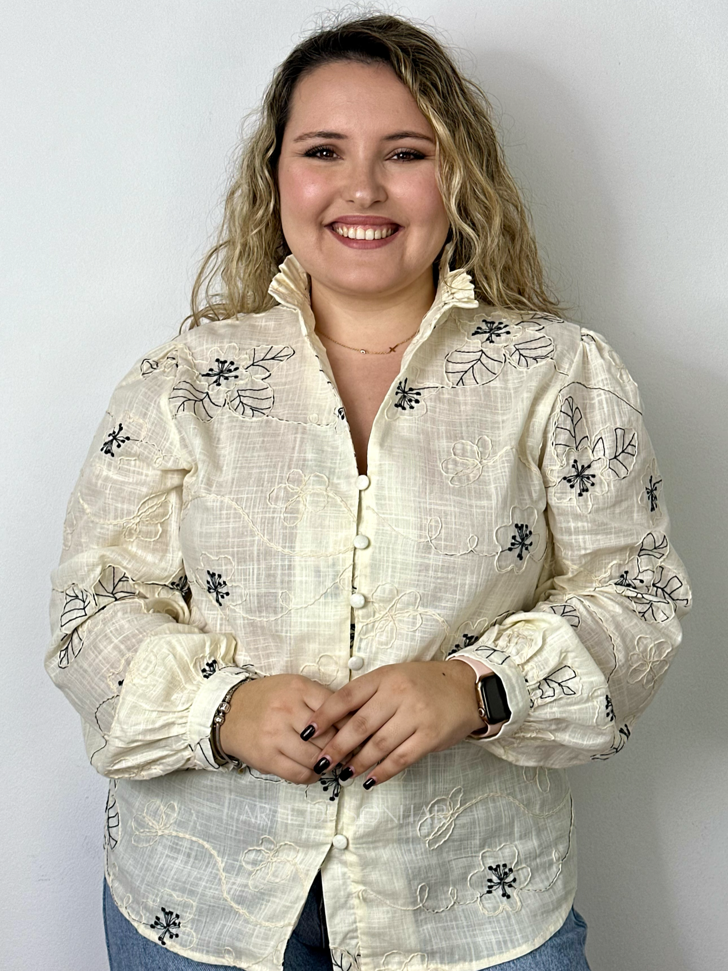 Camisa bege com flores bordadas