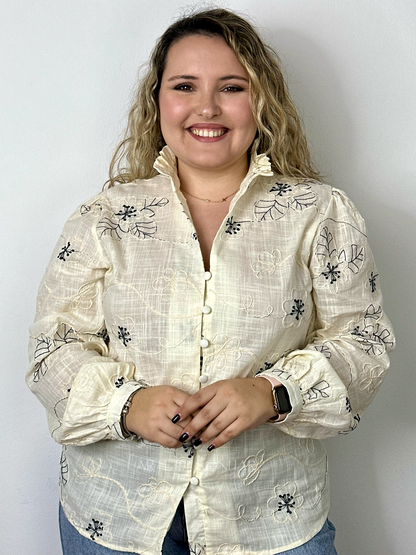 Camisa bege com flores bordadas
