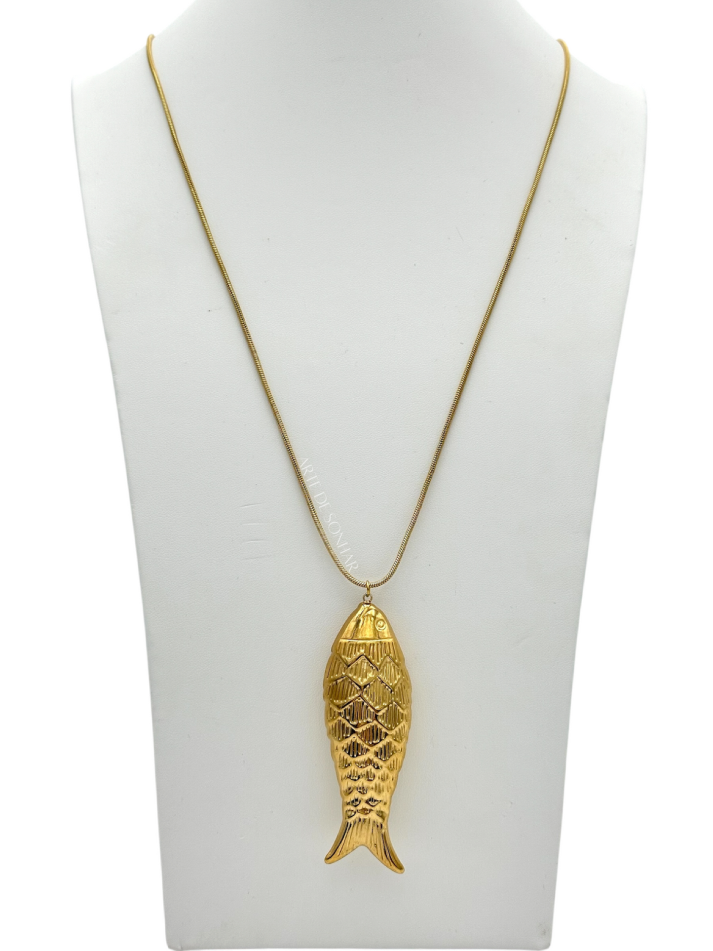 Colar dourado comprido com peixe gordinho