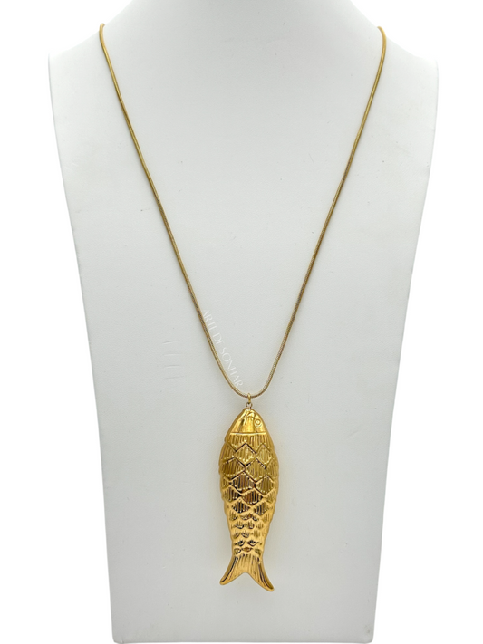 Colar dourado comprido com peixe gordinho