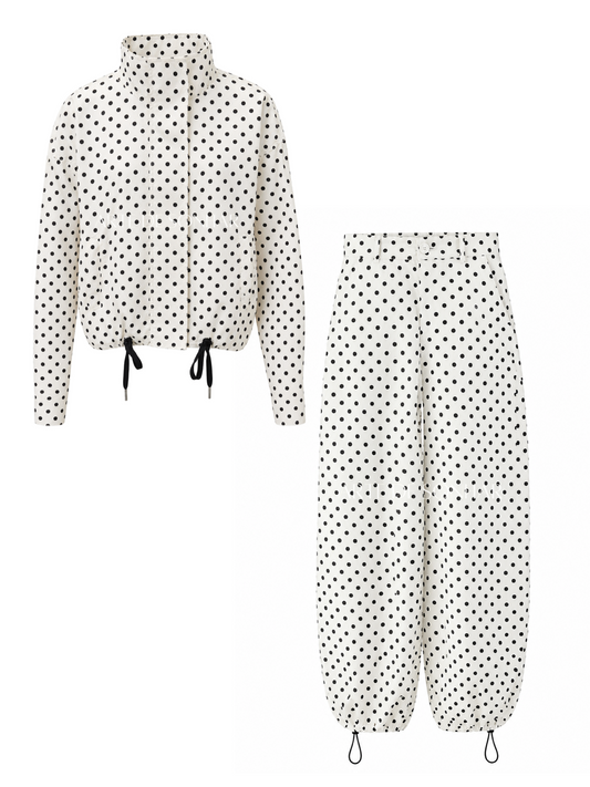 Conjunto branco com bolinhas pretas impermeável