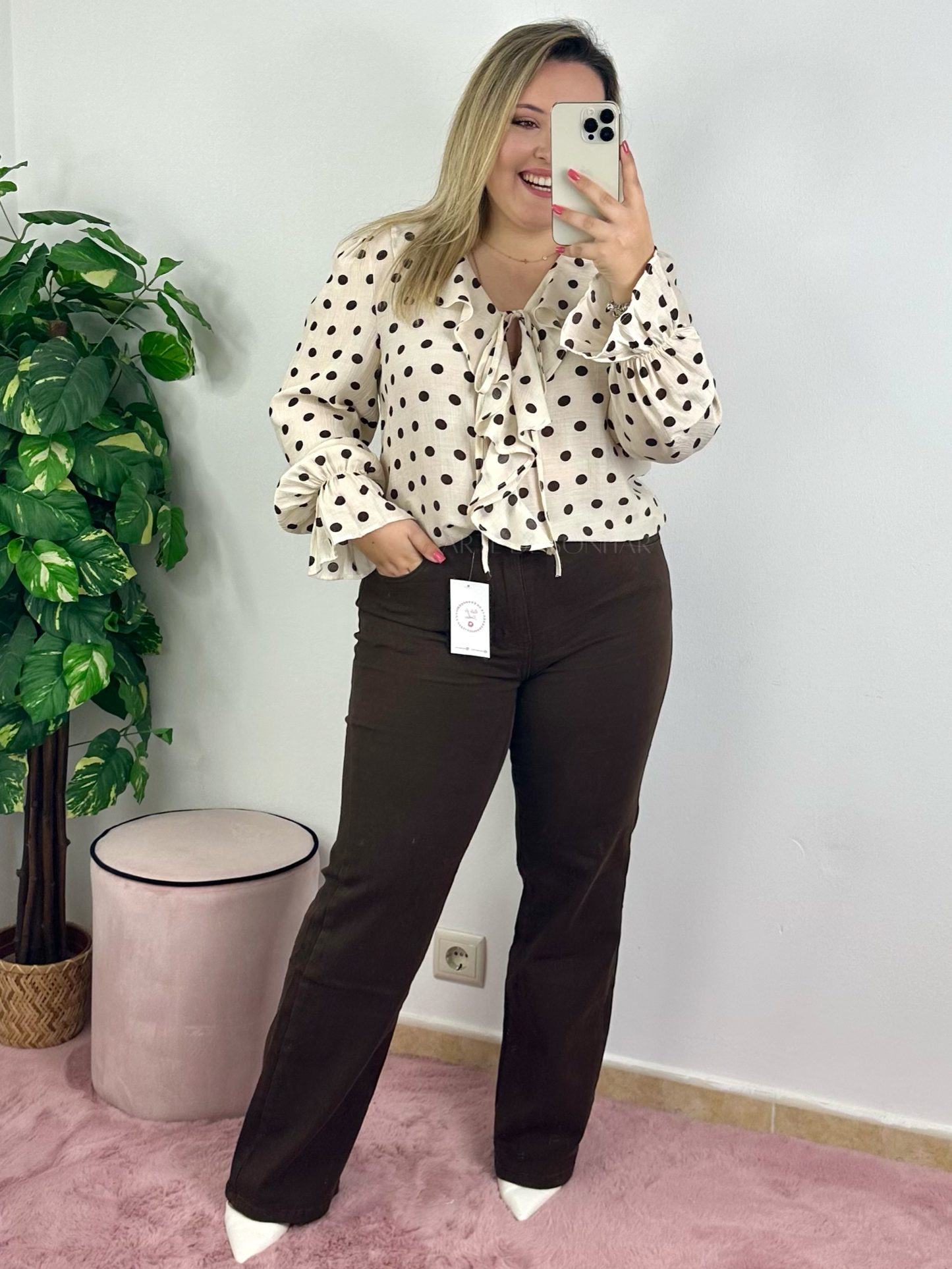 Blusa bege de bolinhas castanhas com folhos