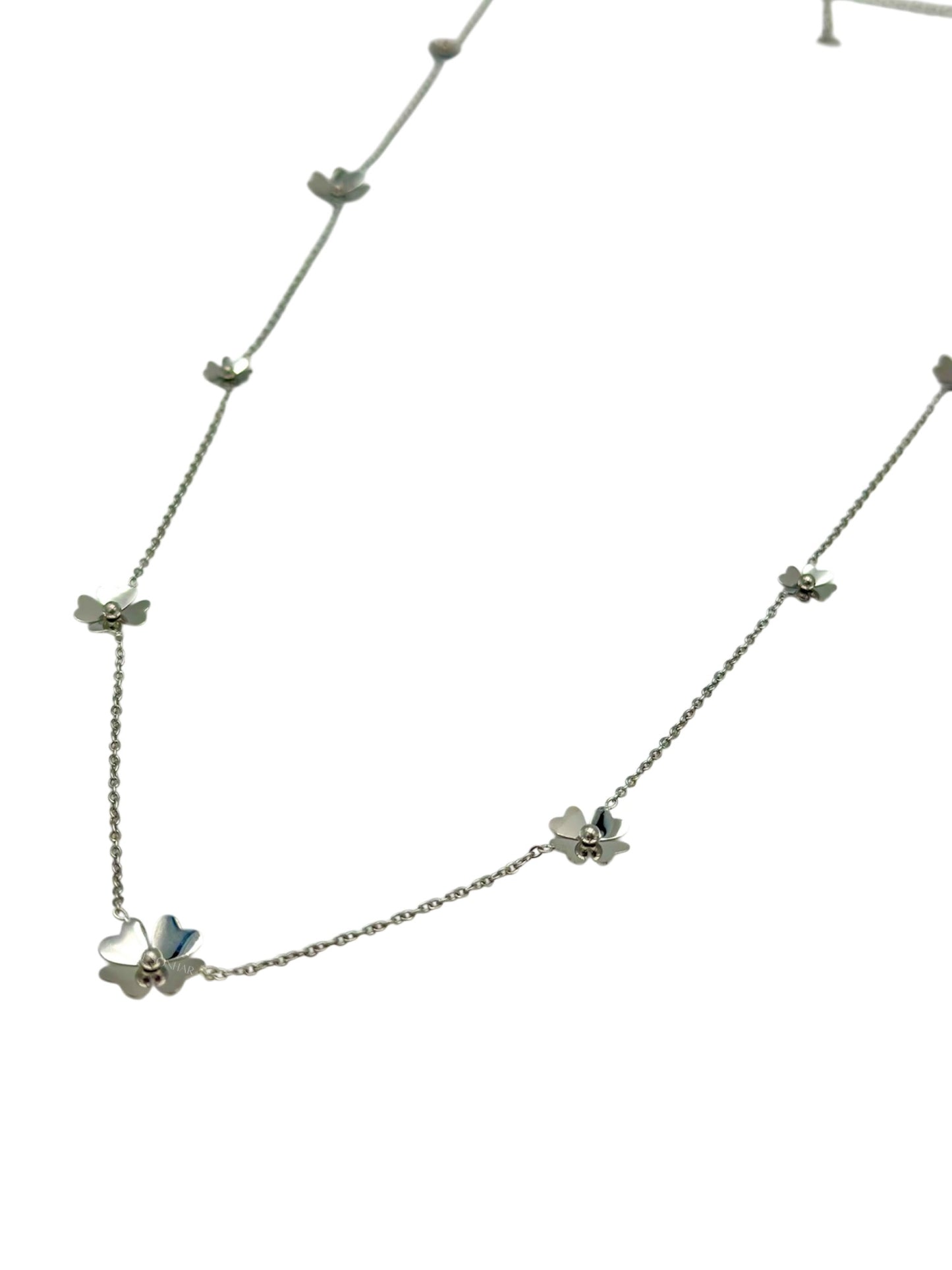 Colar prateado com trevos