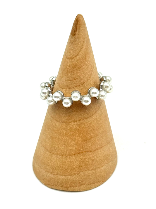 Anel prateado com mini pérolas