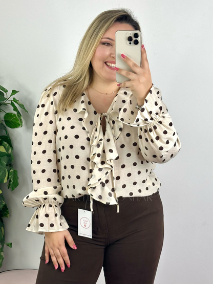 Blusa bege de bolinhas castanhas com folhos
