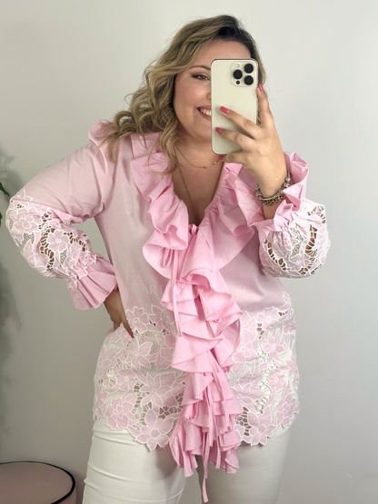 Blusa rosa com folhos e flores rendadas