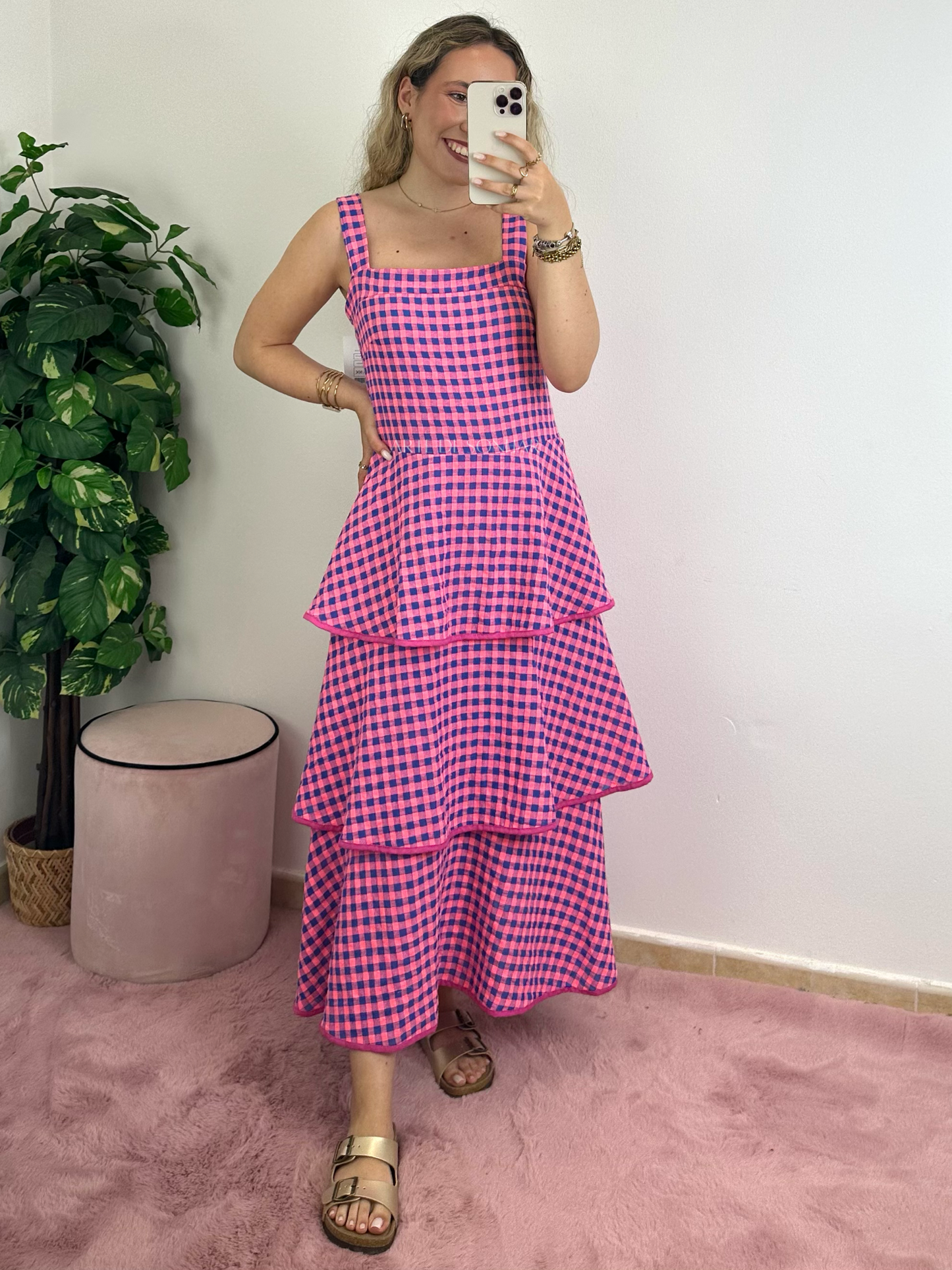 Vestido com folhos rosa e azul