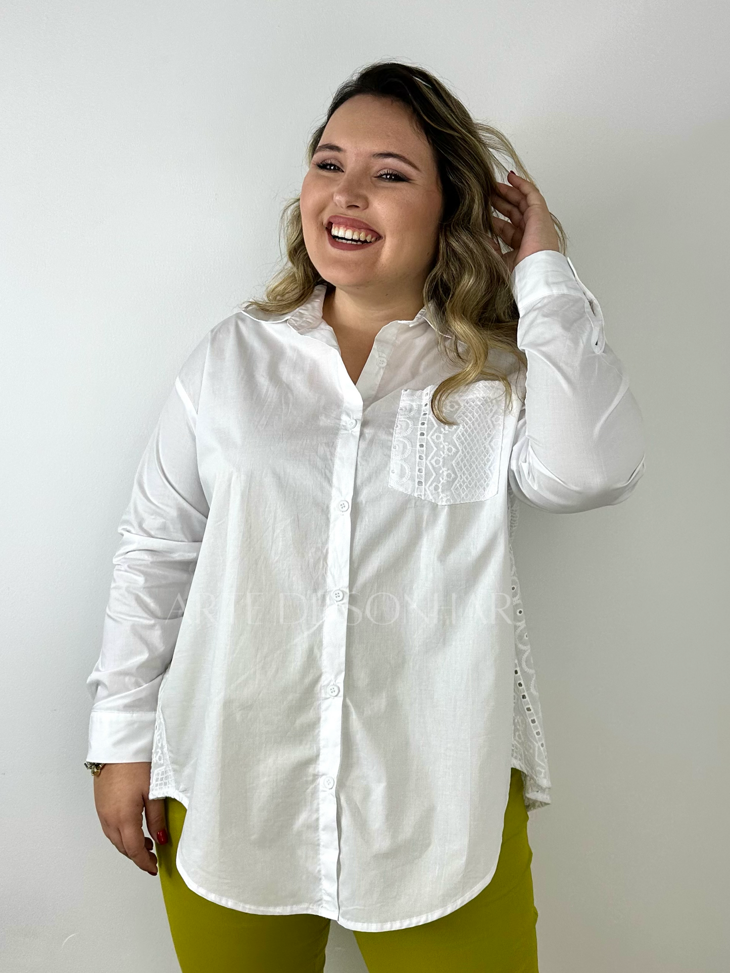 Camiseiro branco com bordado inglês