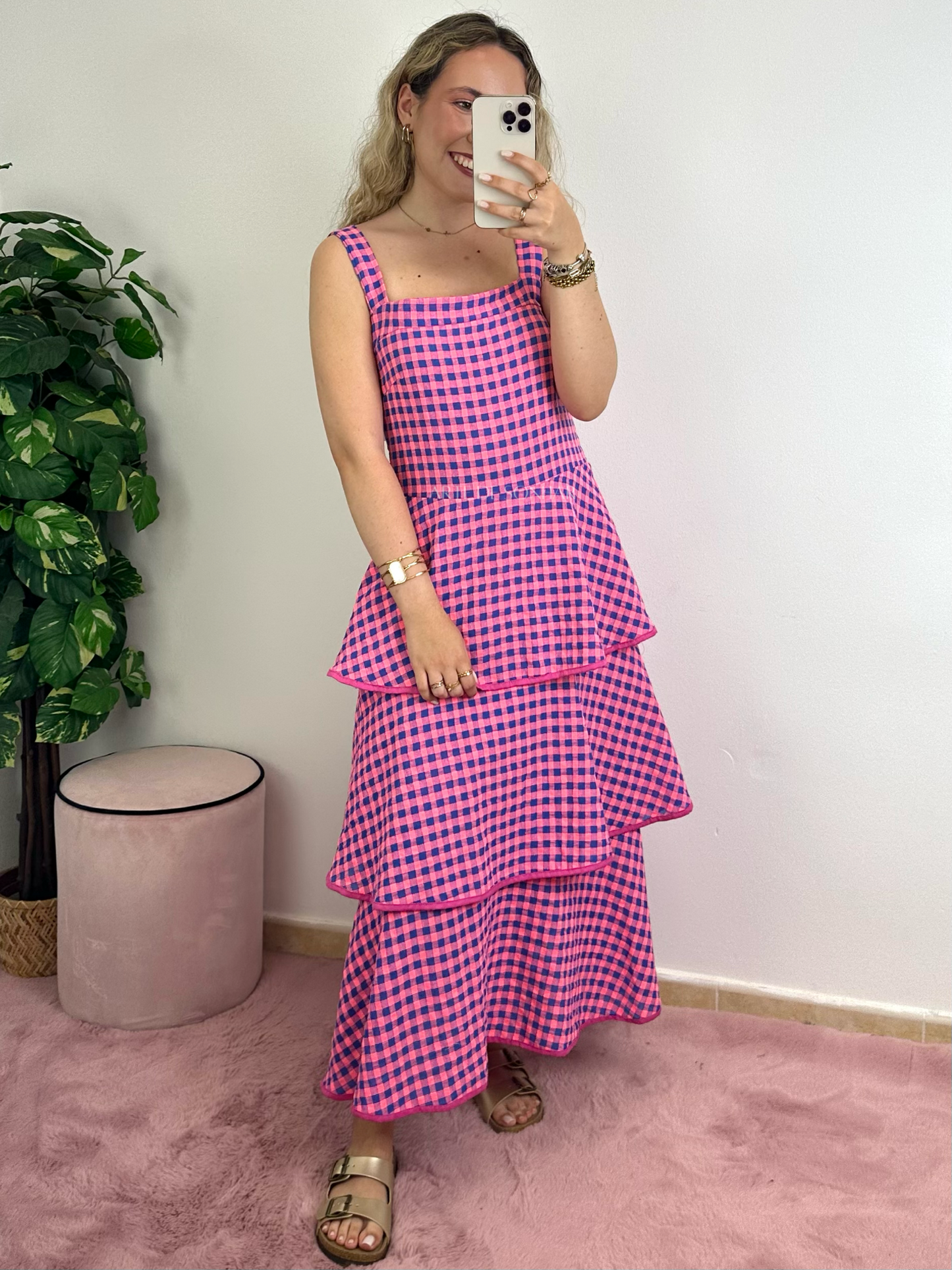 Vestido com folhos rosa e azul