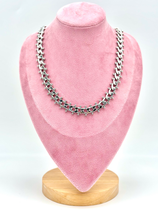 Colar prateado de malha aberta médio com bolinhas