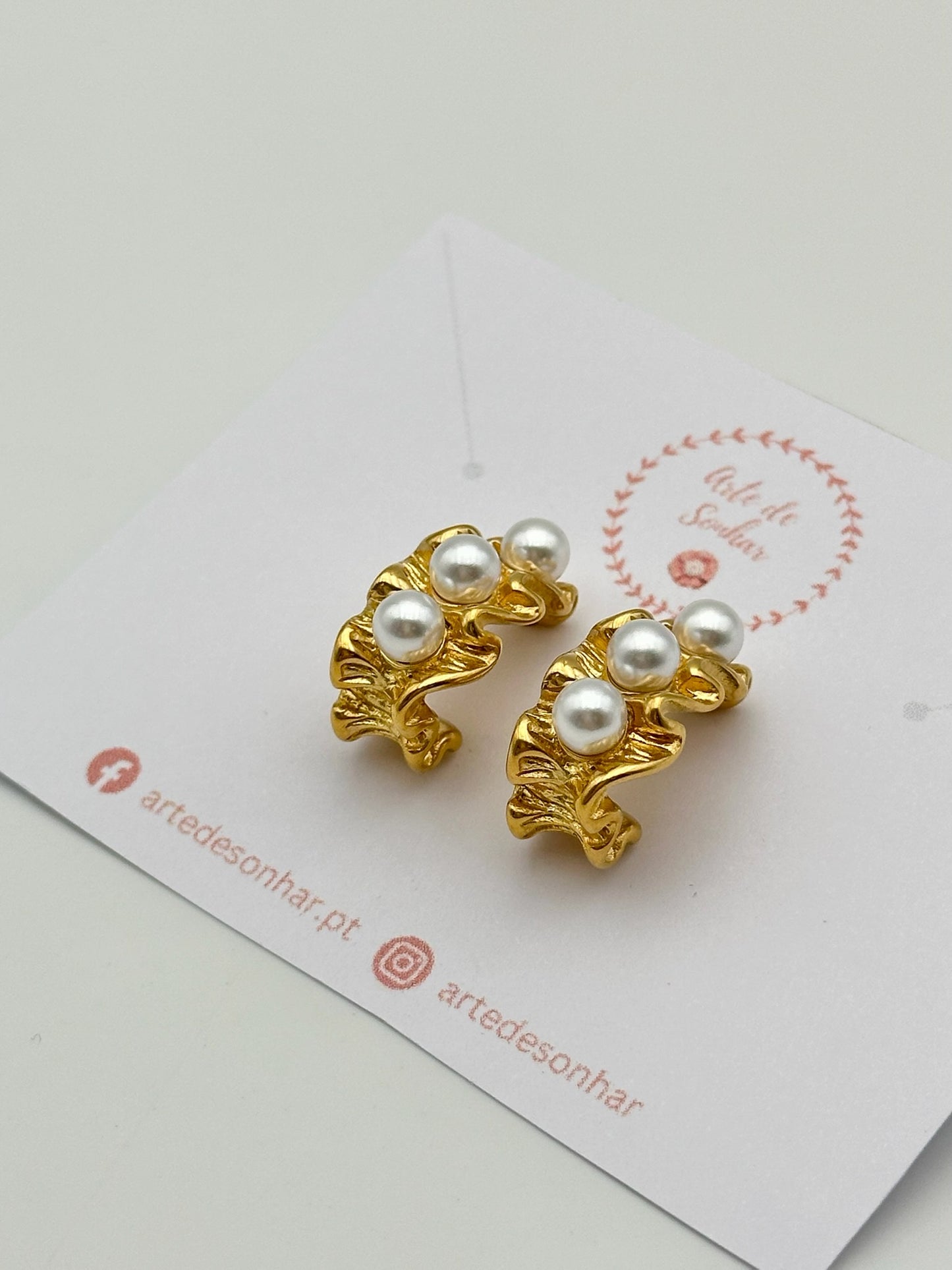 Brincos folhos com pérolas