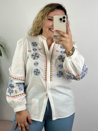 Camisa com flores bordadas