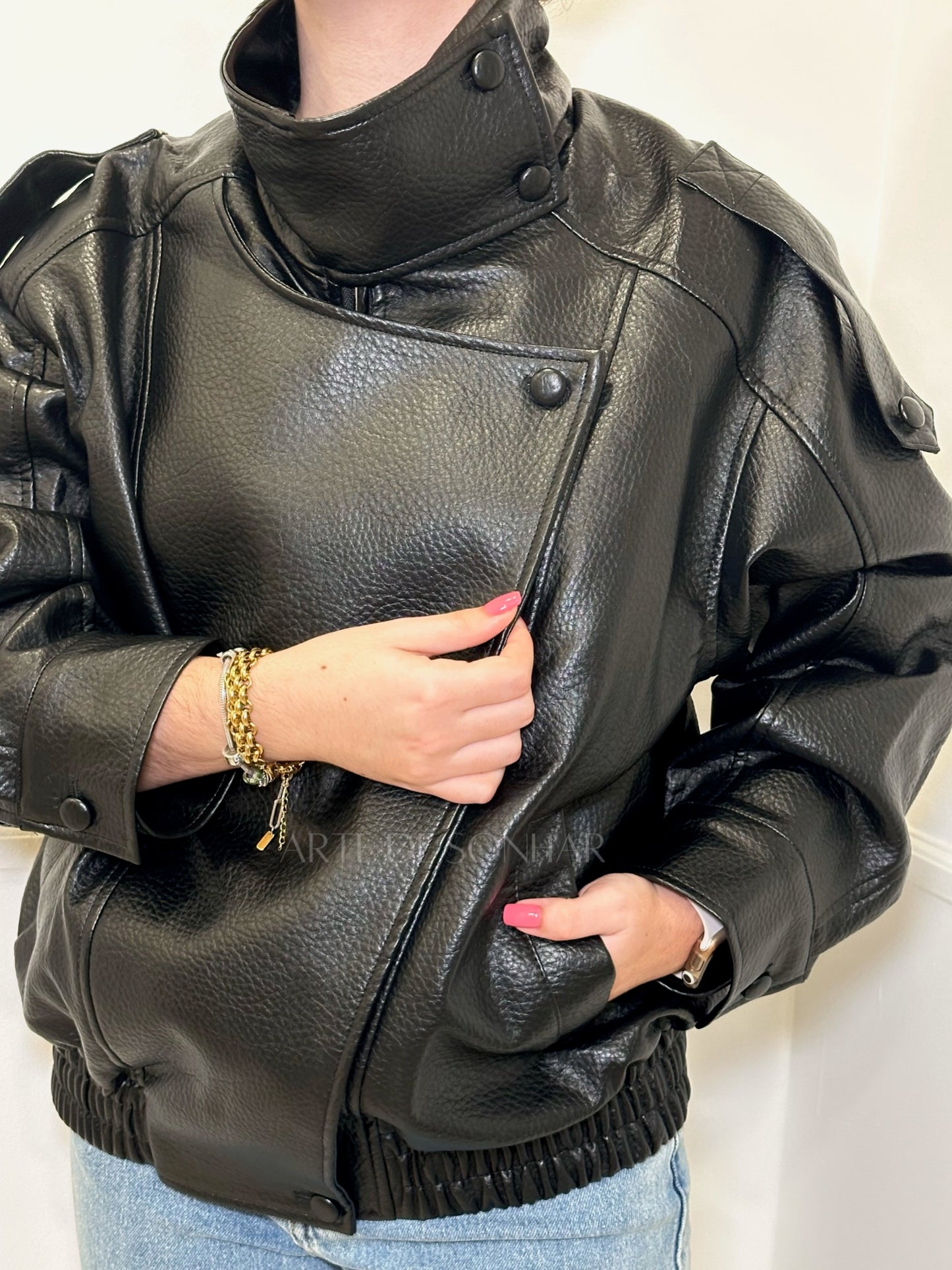 Casaco em ecopele preto com gola alta
