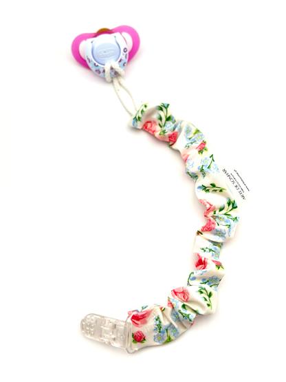 Prendedor de chucha branco com flores