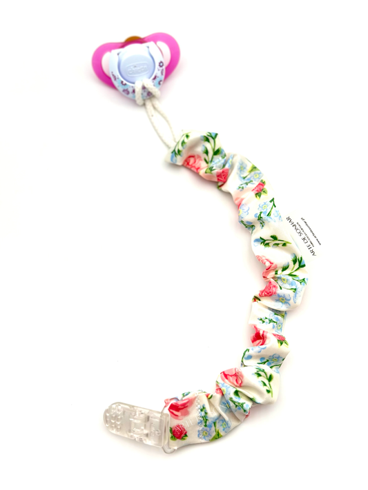 Prendedor de chucha branco com flores