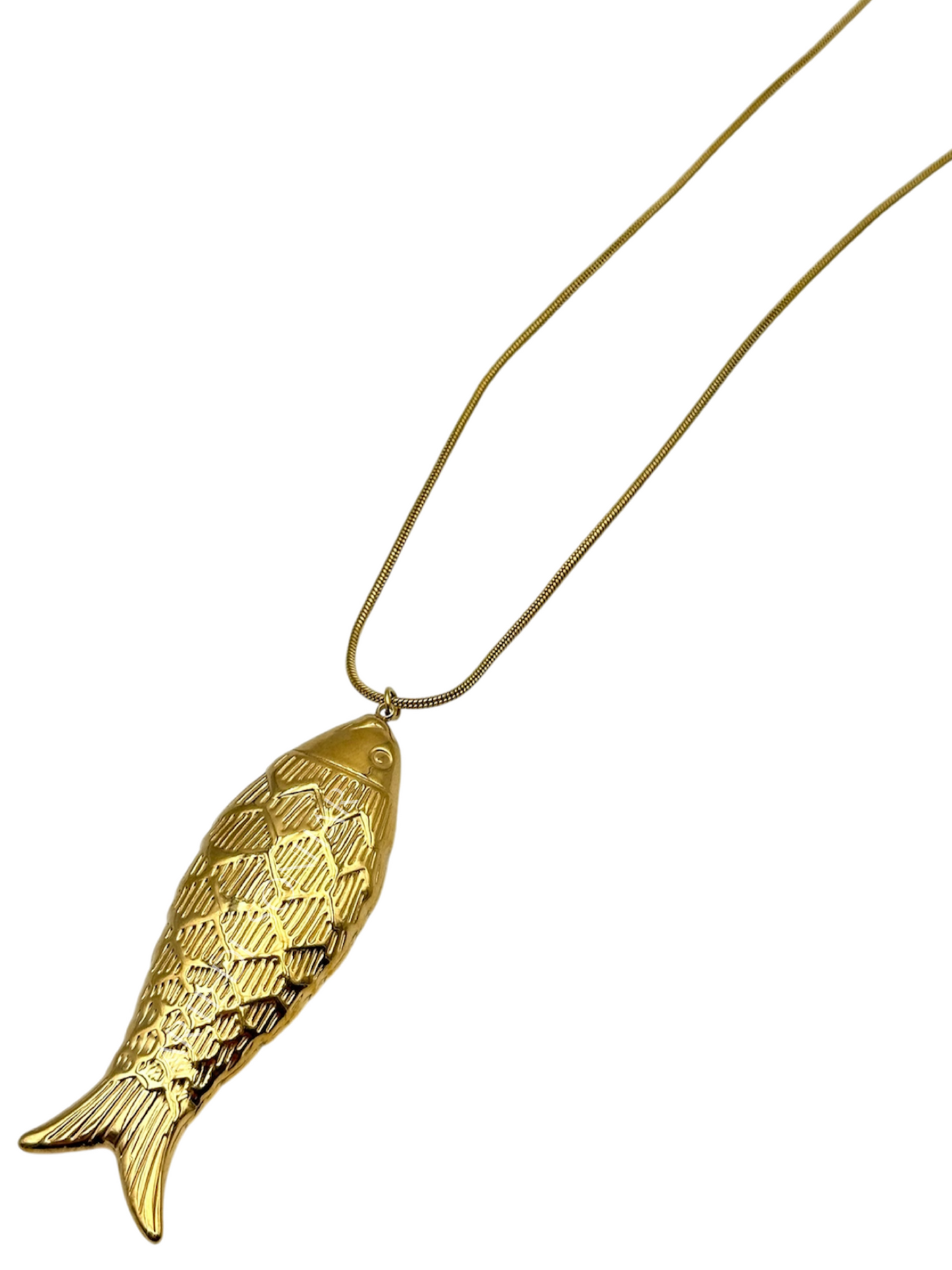 Colar dourado comprido com peixe gordinho