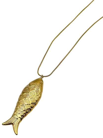 Colar dourado comprido com peixe gordinho