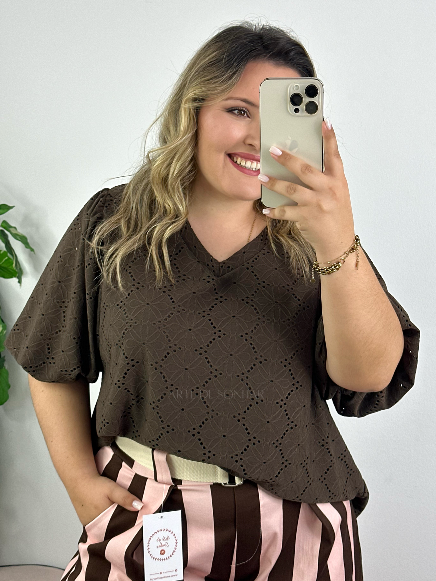 Blusa castanha com bordados florais