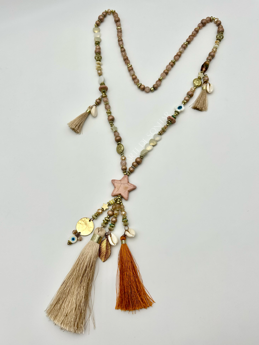 Colar com estrela e pompons bege