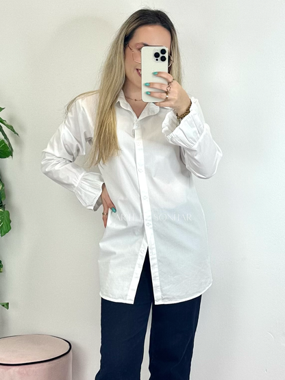 Camisa branca simples com folhos na manga