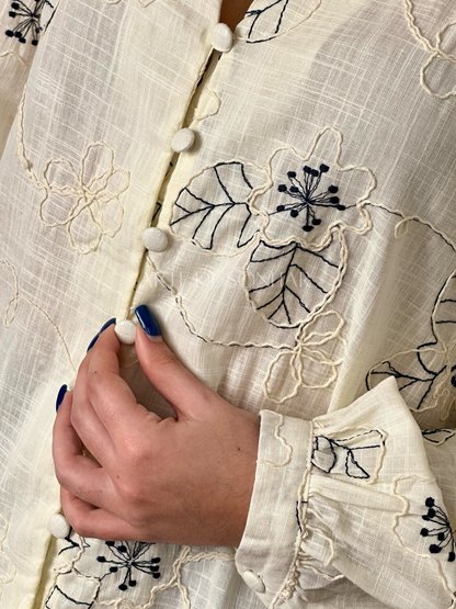Camisa bege com flores bordadas