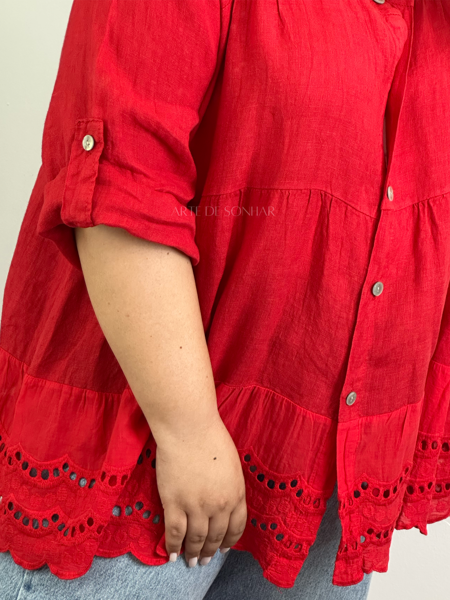 Camisa de linho vermelha com bordado inglês