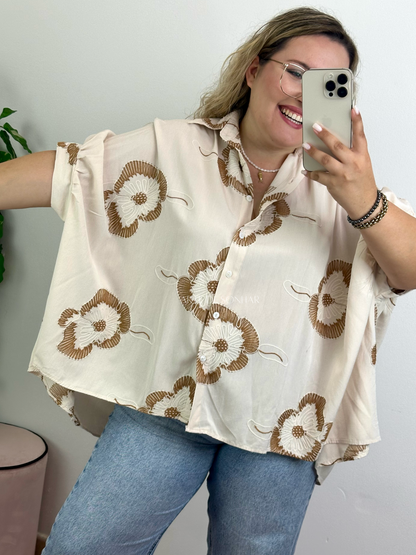 Camisa oversize bege com bordados camel