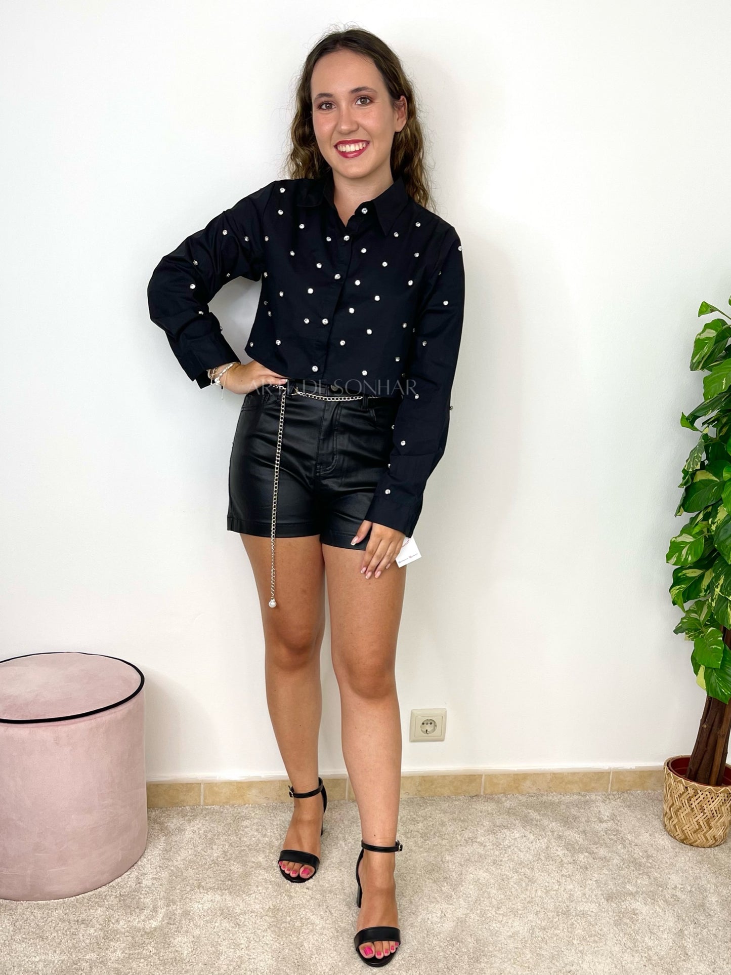 Camisa curta com brilhantes