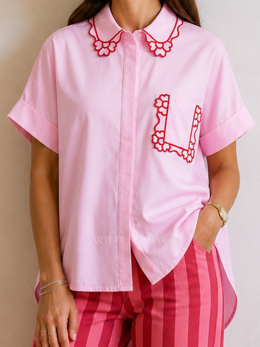 Camiseiro rosa oversize com detalhes florais